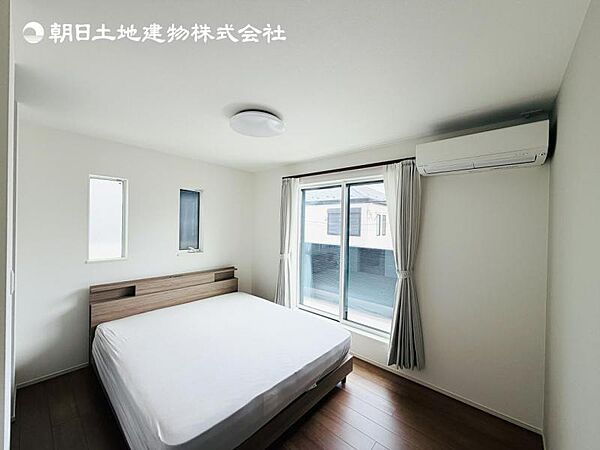 【洋室：主寝室】朝日がしっかりと入る設計なので、気持ちのいい朝が迎えられます！
