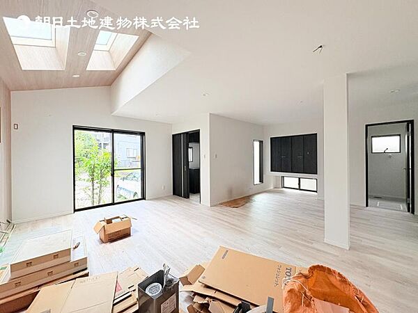 【LDK】大切なご家族が集まるからこそＬＤＫはこだわりたい！休日はおひさまの光をたっぷりと取りこめるリビングでゆったりと過ごしませんか？※資材がまだございますが内見可能です。