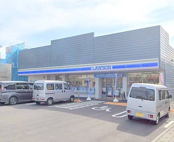 【ローソン　海老名上今泉店】470ｍ　店内はきれいで、品揃えもいいです。