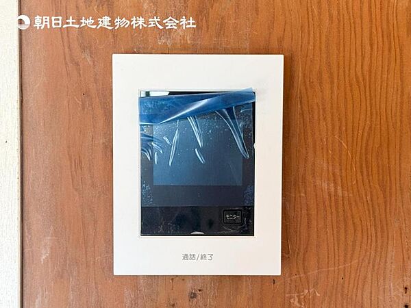【モニター付きインターフォン】来訪者を映像で確認するシンプルな設備ながらセキュリティ効果はマル。最近は録画機能があるタイプも増え、留守中の訪問者も確認できます！
