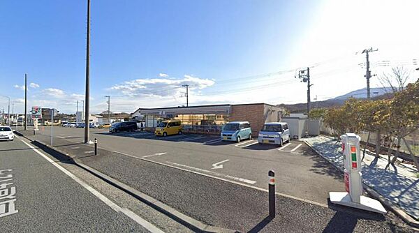 【セブンイレブン　厚木中荻野店】700ｍ　駐車場が広く、店内も広いです。店員さんの対応も良いので気持ちよく利用できます。