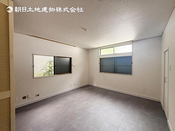 【洋室】約9帖の広さがございますので、主寝室にもぴったりです！