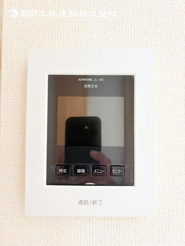 【モニター付きインターフォン】来訪者を映像で確認するシンプルな設備ながらセキュリティ効果はマル。最近は録画機能があるタイプも増え、留守中の訪問者も確認できます!