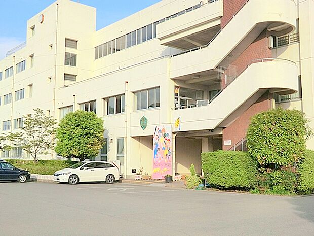【伊勢原市立伊勢原中学校】840m 割と駅からも近い中学校です。 先生方もアットホームで寄り添った教育方針に地元の方々も見守ってくれており、安心して通って貰えます。