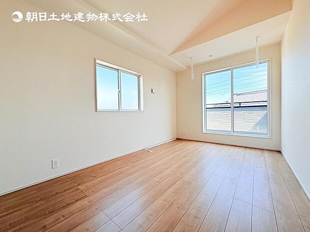 【洋室】木目のフローリングが暖かみのある室内に。明るい寝室で心地のいい朝を迎えられそう。