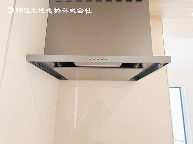 【スリム型レンジフード】稼働時の音が換気扇よりも静か 屋外とダイレクトにつながる換気扇と比べ、音が静かなメリットがあります。