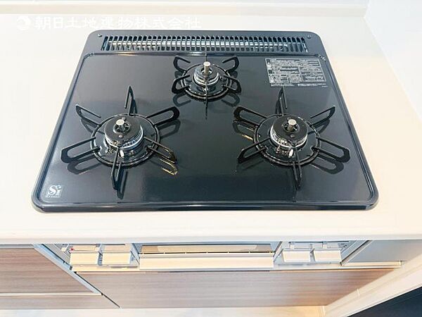 【三ツ口ガスコンロ】煮込み料理をする際にコンロが一つ塞がって他の料理ができなくて時間がかかる！そんな不満を解決してくれる3口コンロは他の調理ができるので捗ります！