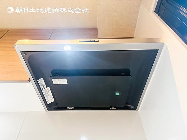 【スリム型レンジフード】稼働時の音が換気扇よりも静か 屋外とダイレクトにつながる換気扇と比べ、音が静かなメリットがあります。