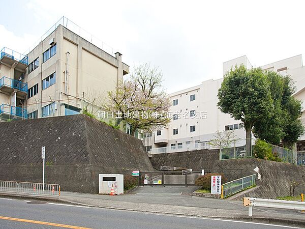 【海老名市立海老名小学校】1080ｍ　県道40号沿いでちょっと小高いところに海老名中学校と並んであります。運動場も広く、駅近いわりには静かにお勉強のできる環境にあります。