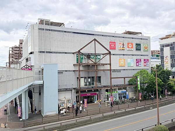 【イオン　海老名駅前店】100ｍ　通路が広く買い物がしやすいです。野菜や果物、魚だけではなく総菜も充実しています。