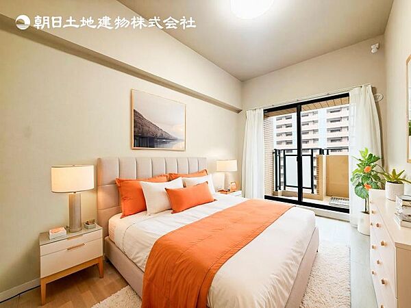 【洋室】木目のフローリングが暖かみのある室内に。明るい寝室で心地のいい朝を迎えられそう。※家具はＣＧ合成の為付属しません。