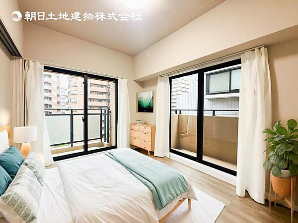 【洋室】木目のフローリングが暖かみのある室内に。明るい寝室で心地のいい朝を迎えられそう。※家具はＣＧ合成の為付属しません。