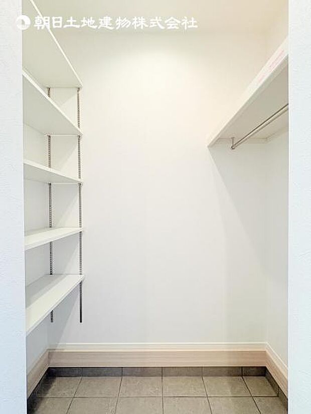 【シューズインクローゼット】靴、アウトドア道具、ゴルフバックなど屋外で使うことの多い物は外のホコリや汚れを極力中に持ち込まなくて済みます。