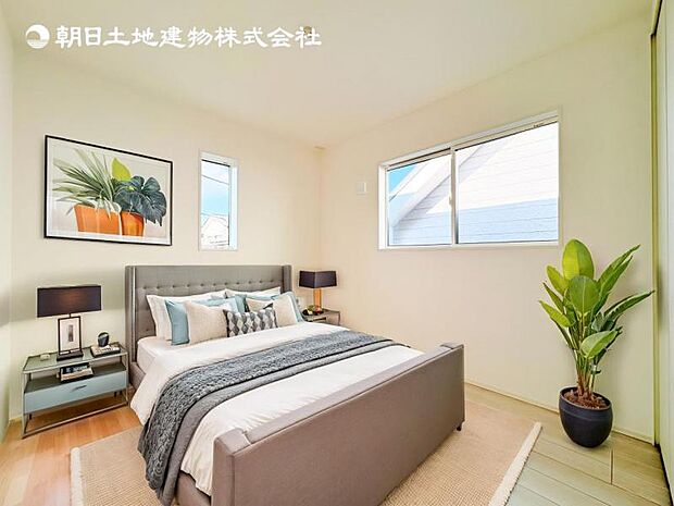 【洋室】木目のフローリングが暖かみのある室内に。明るい寝室で心地のいい朝を迎えられそう。※家具はCG合成の為付属しません。