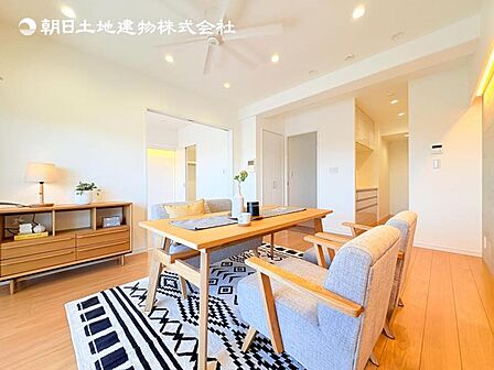 【LDK】大切なご家族が集まるからこそLDKはこだわりたい!休日はおひさまの光をたっぷりと取りこめるリビングでゆったりと過ごしませんか?※家具は売買価格に含まれません。