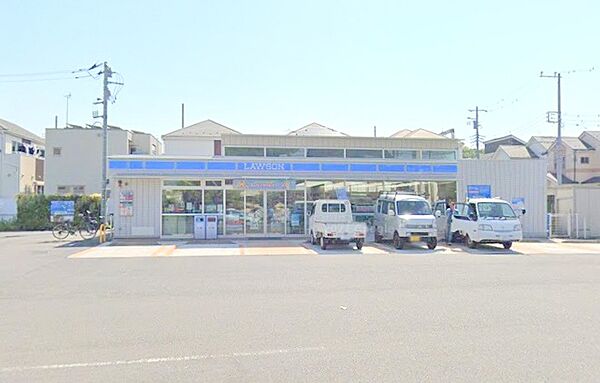 【ローソン　海老名上今泉2丁目店】90ｍ　駐車場が広く駐車しやすいです。店内の雰囲気もいいです。