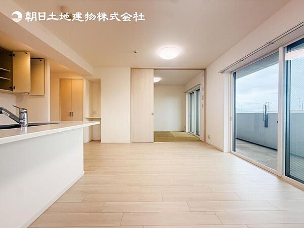 【LDK】大切なご家族が集まるからこそＬＤＫはこだわりたい！休日はおひさまの光をたっぷりと取りこめるリビングでゆったりと過ごしませんか？