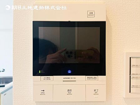 【モニター付きインターフォン】来訪者を映像で確認するシンプルな設備ながらセキュリティ効果はマル。最近は録画機能があるタイプも増え、留守中の訪問者も確認できます！