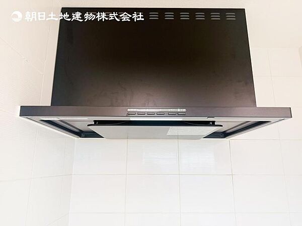 【スリム型レンジフード】稼働時の音が換気扇よりも静か 屋外とダイレクトにつながる換気扇と比べ、音が静かなメリットがあります。