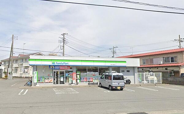 【ファミリーマート　厚木下荻野北店】270m　店内が清潔感がありきれいです。店員さんの対抗もとても良いです。