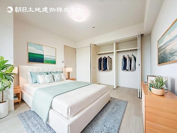 【洋室】木目のフローリングが暖かみのある室内に。明るい寝室で心地のいい朝を迎えられそう。※家具はＣＧ合成の為付属しません。