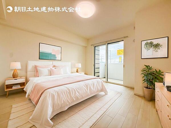 【洋室】木目のフローリングが暖かみのある室内に。明るい寝室で心地のいい朝を迎えられそう。※家具はＣＧ合成の為付属しません。