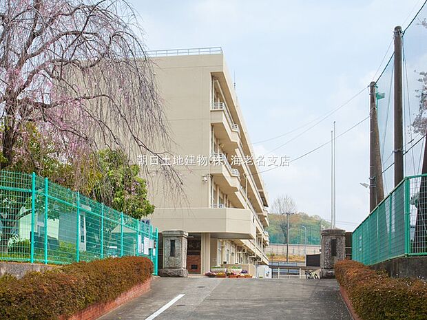 【厚木市立荻野小学校】610ｍ　生徒が登下校の際、国道412号線を横断するのは危ないということで、国道412号線を横断するように地下道が作ってあります。
