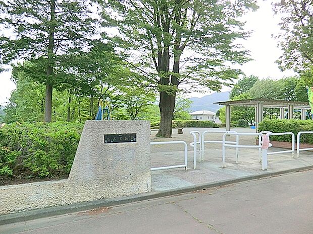 【もみじ公園】600m 2階建てになっている公園で、上は遊具があり、下はグランドになっています。