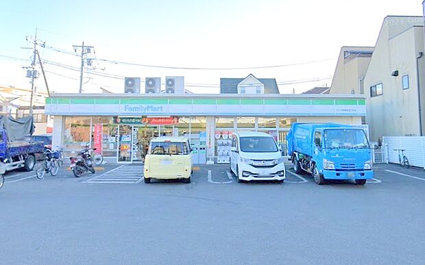 【ファミリーマート サンズ相模台5丁目店】460m 住宅街の中にひっそりと位置しています。駐車スペースも広く気軽にお買い物できる印象です。