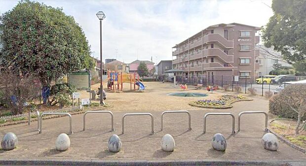 【相模台ライラック公園】270m 砂場と遊具があり、芝生の地面もあります。小さな子が遊ぶのにはとても良い公園です。