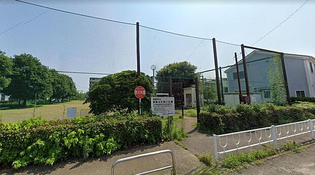 【新磯ふれあい広場】300ｍ　遊具はないですがボール遊びなどに最適な広場です。