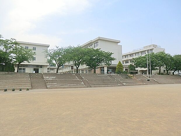 【伊勢原市立成瀬中学校】2100m 岡の上にある中学校です。 最寄の駅は、愛甲石田ですね。 この付近には成瀬の名が付いた学校があります。