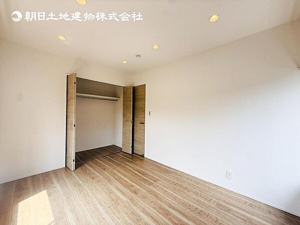 【洋室】木目のフローリングが暖かみのある室内に。明るい寝室で心地のいい朝を迎えられそう。