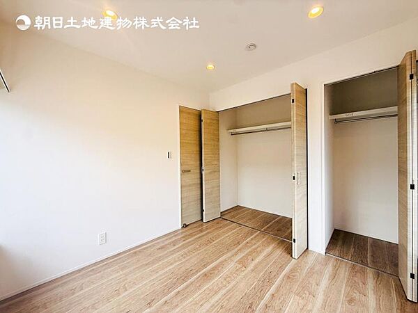 【洋室】木目のフローリングが暖かみのある室内に。明るい寝室で心地のいい朝を迎えられそう。