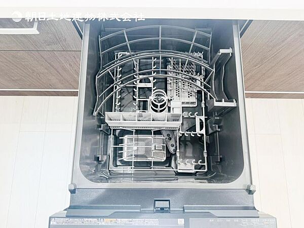 【ビルトイン食洗機】洗浄から乾燥までボタン一つで完結する食洗機付き。大変な洗い物がぐっと短く済みます！