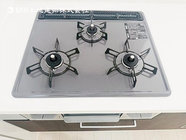 【三ツ口ガスコンロ】煮込み料理をする際にコンロが一つ塞がって他の料理ができなくて時間がかかる！そんな不満を解決してくれる3口コンロは他の調理ができるので捗ります！