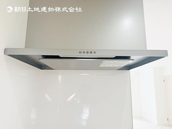 【スリム型レンジフード】稼働時の音が換気扇よりも静か 屋外とダイレクトにつながる換気扇と比べ、音が静かなメリットがあります。