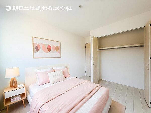 【洋室】木目のフローリングが暖かみのある室内に。明るい寝室で心地のいい朝を迎えられそう。※家具はＣＧ合成の為付属しません。