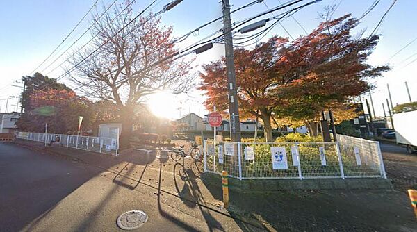 【さくら公園】250ｍ　スプリング遊具・スイング遊具、複合遊具すべり台があります。トイレ、水飲み、手洗い場があります。