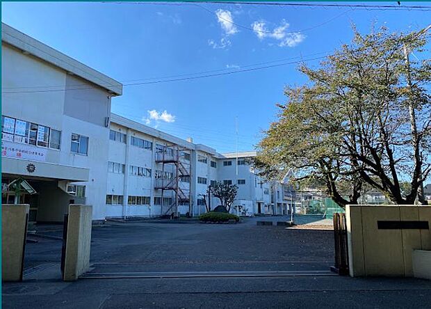 【大野台中学校】400m 充実した施設と自由な校風、多彩な部活動が特徴の公立中学校です。自然豊かな立地と生徒主体の活動が魅力で、地域社会との関わりも深い学校です。