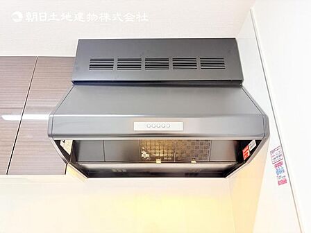 【スリム型レンジフード】稼働時の音が換気扇よりも静か 屋外とダイレクトにつながる換気扇と比べ、音が静かなメリットがあります。