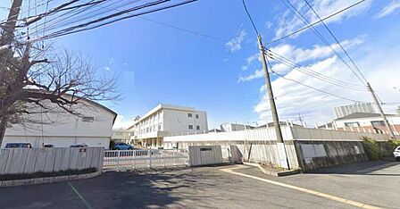 【相模原市立新町中学校】1440m 相模大野駅から徒歩圏内で落ち着いた住宅街の中にあります。全体的に綺麗です。
