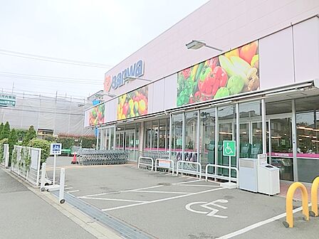 【スーパー三和 豊町店】870m 住宅地中にあることで存在感があるスーパー。店員もすごく親切です。駐車場も広いです。