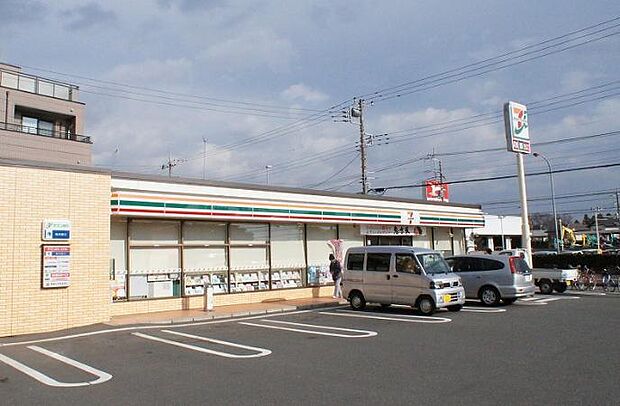 【セブンイレブン　厚木関口店】940ｍ　駐車場が広いです。トラックなども停められるスペースもあります。