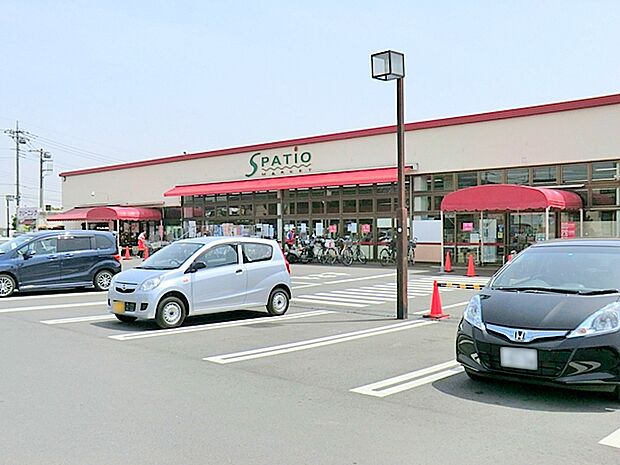 【エスパティオ 下川入店】1460m 敷地が広く、広い駐車場があるので車で買い物に行くのにとても便利です。 お店も大きくて、品揃えもよく、お値段も安いです。