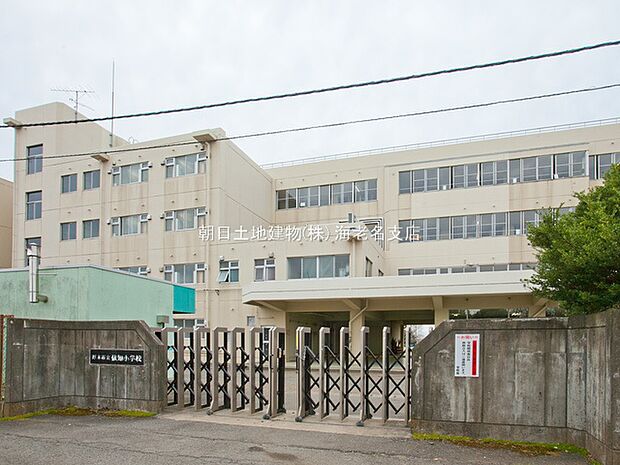 【厚木市立依知小学校】460ｍ　校庭がとても広いと言うのが印象的な学校です。学区が広いのか生徒数も多く、入学式やら運動会やら、イベント時には子供たちの元気な声が聞こえます。