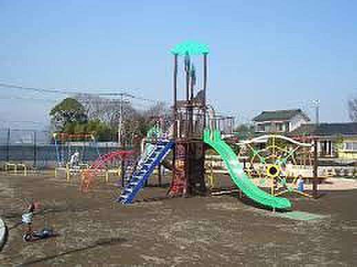 【長坂南公園】450ｍ　ゆったりとした園内には、滑り台が楽しい複合遊具をはじめ、スプリング遊具やブランコ、鉄棒といった遊具が充実しています！