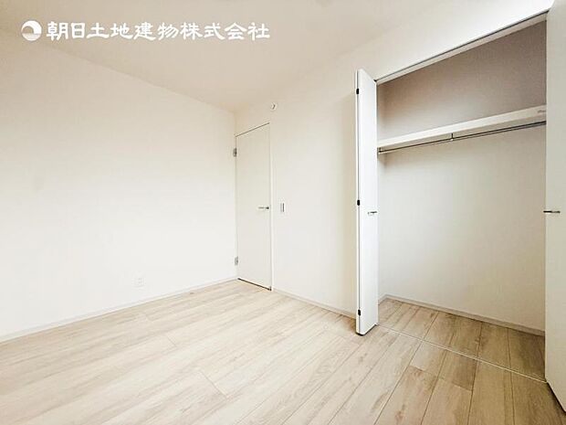 【洋室】木目のフローリングが暖かみのある室内に。明るい寝室で心地のいい朝を迎えられそう。