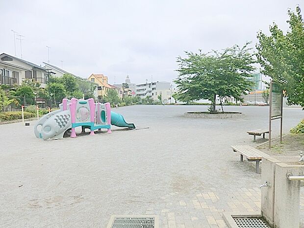 【南台公園】1100m 一本桜が綺麗な公園です。遊具は小さな滑り台、砂場、鉄棒、バネで動く乗り物があります。