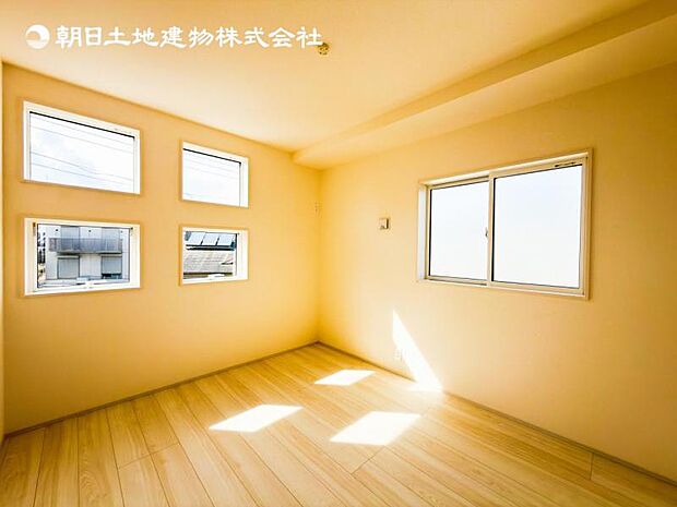 【2面採光】各居室に窓があり陽を多く採り込み、風通しも確保して室内の換気ができます♪